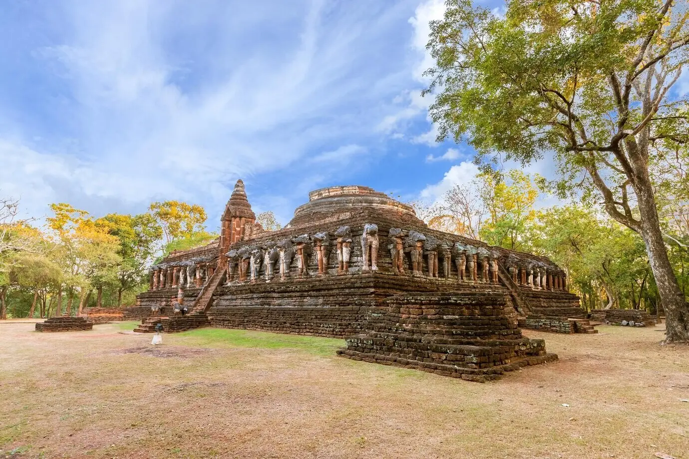 Der Tempel Wat Chang Rob im Historischen Park Kamphaeng Phet, UNESCO-Welterbestätte.