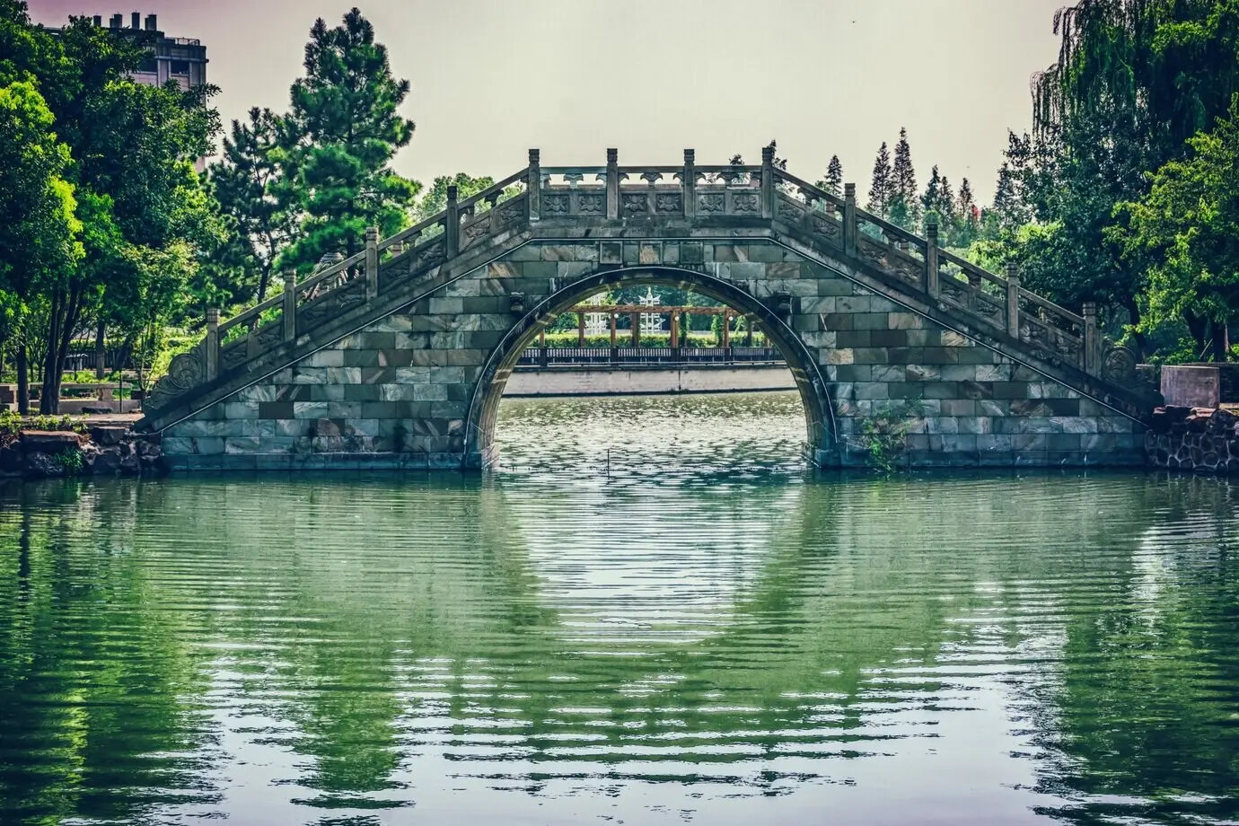 Eine alte Brücke in einem chinesischen Park