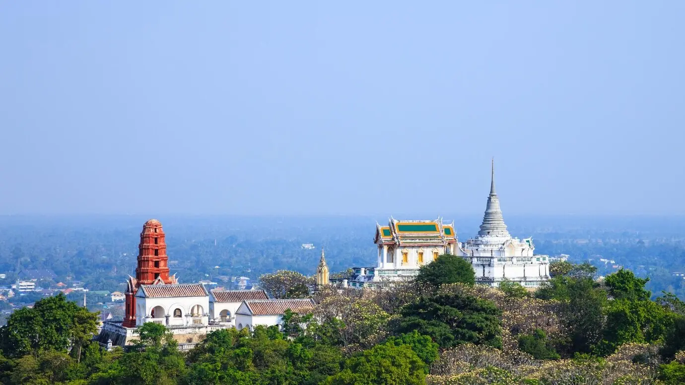 Tempel auf einem Berggipfel am Khao-Wang-Palast, Petchaburi, Thailand